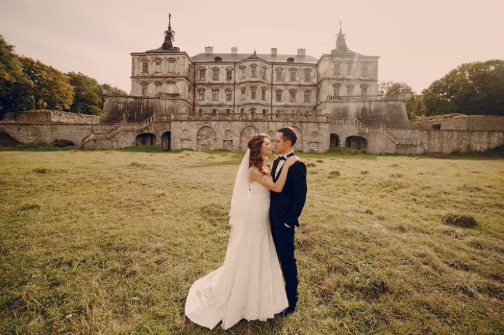 Bridgerton-wedding-couple-castle