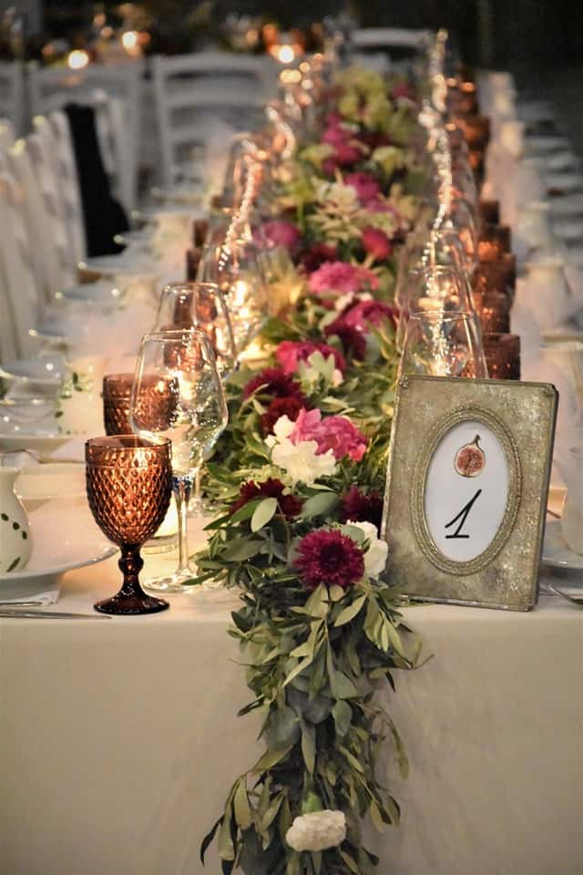 2. Champagne wedding theme ideas - table, glasses, flowers