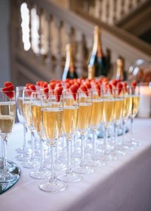 Engagement-party-ideas-of-themes-and-decorations.-Champagn