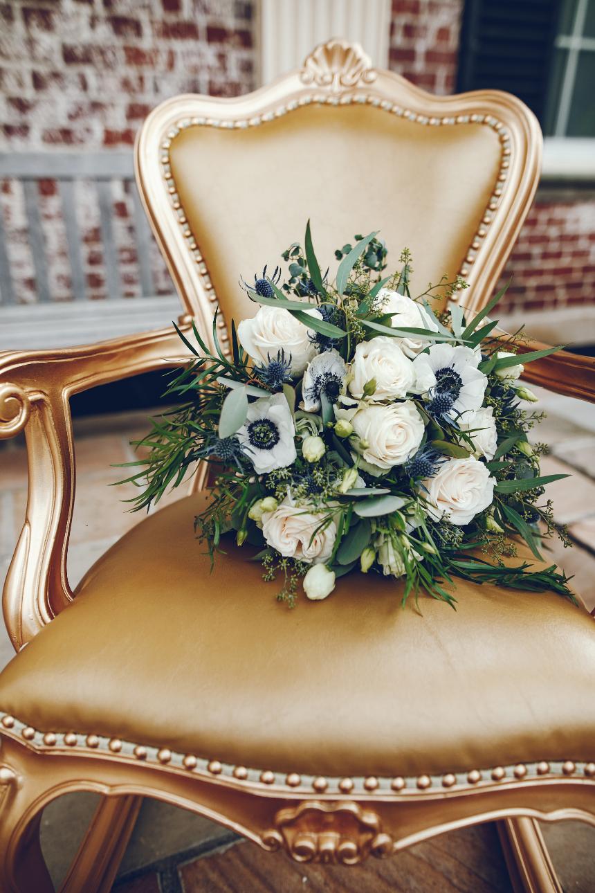 Hollywood-themed-wedding-wedding-bouquet-chair