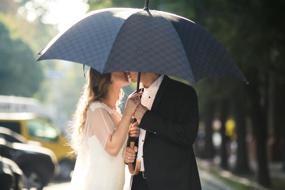 -How-to-prepare-for-rain-on-wedding-day-couple-black-umbrella.