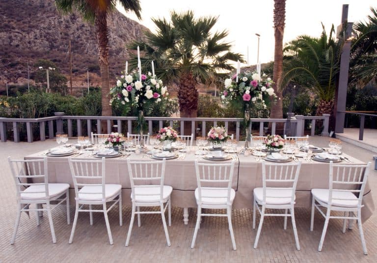 Micro wedding venues - Atena, chairs, table, palm trees