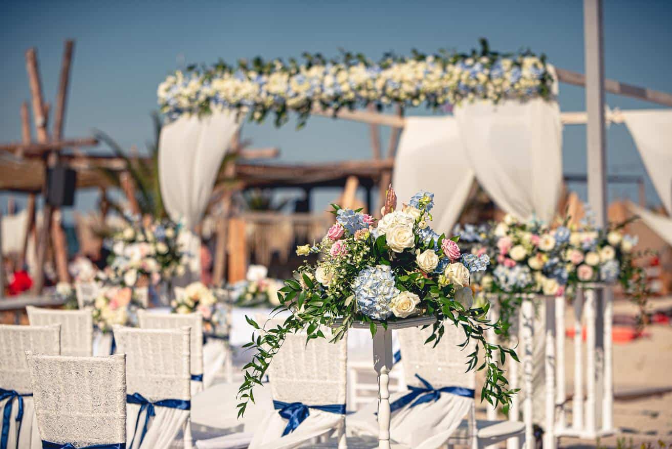 Micro wedding venues - flowers, beach wedding in Mamaia, white chairs