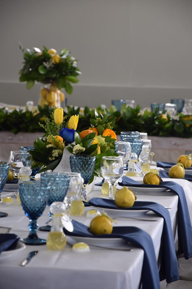 Micro wedding venues - table in Bora-Bora, flowers