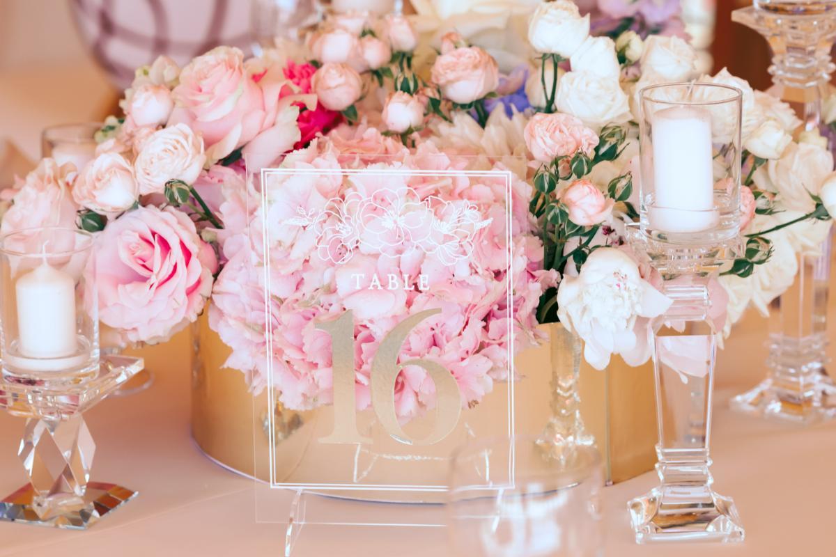 Pastel-wedding-ideas-floral-composition-candles
