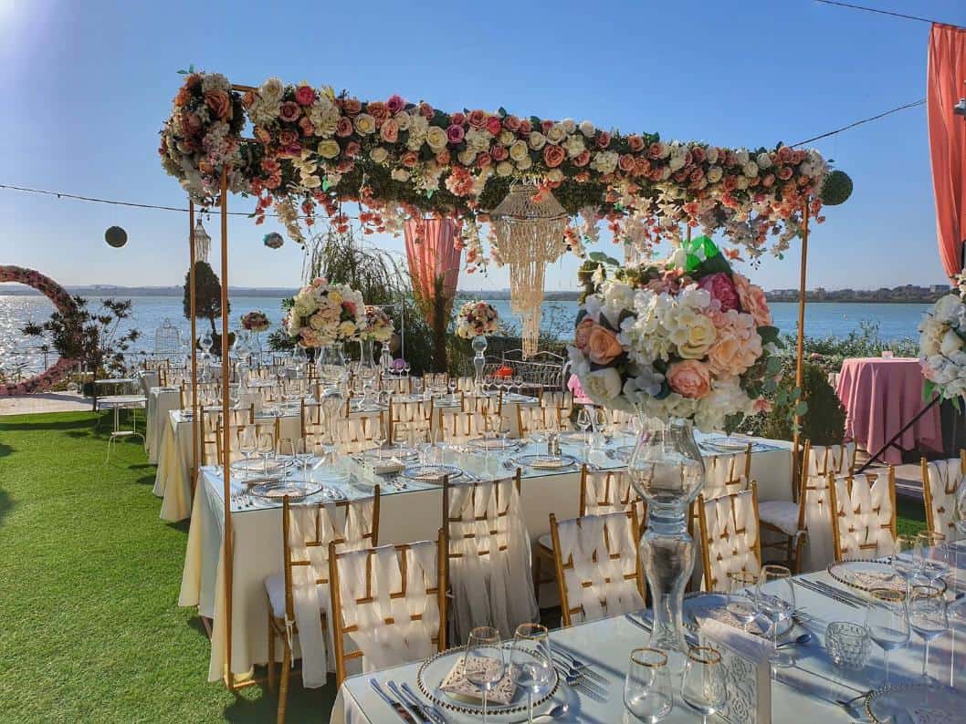 Peaky-Blinders-themed-wedding-elements-that-must-be-added-to-obtain-the-perfect-event_outdoor-wedding-decor-with-flowers-Romania-Mamaia