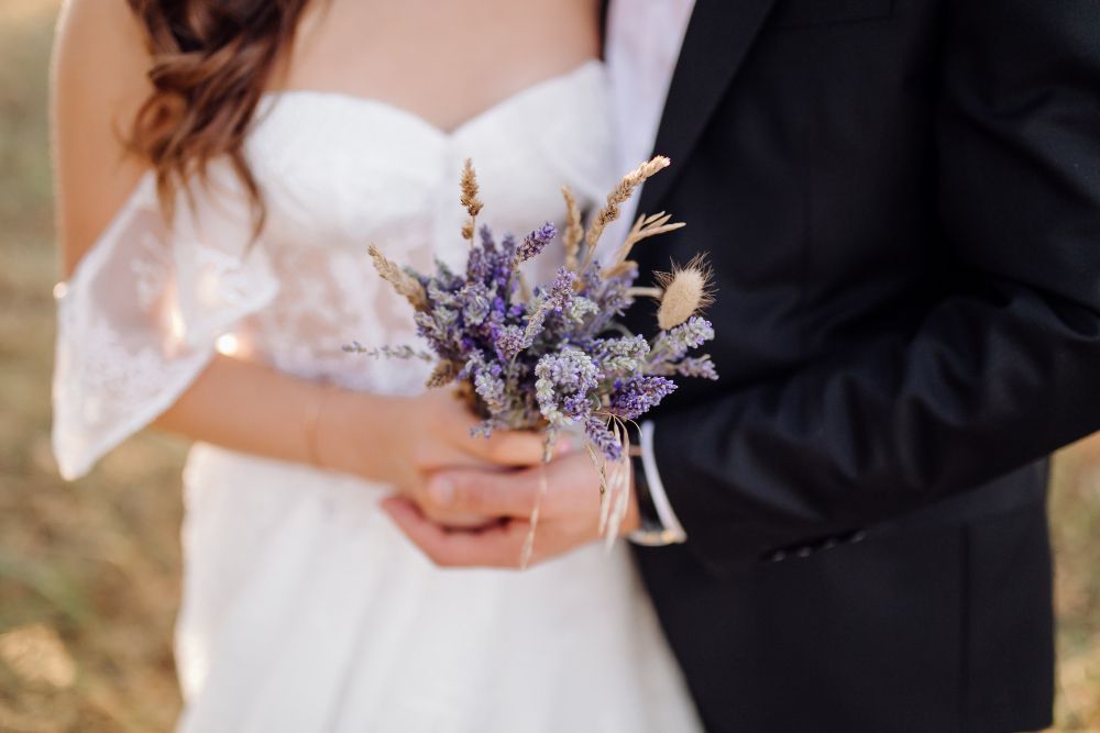 2.-Purple-wedding-colors-–-suggestions-for-the-perfect-location_lavander-purple-bride-bouquet.jpg