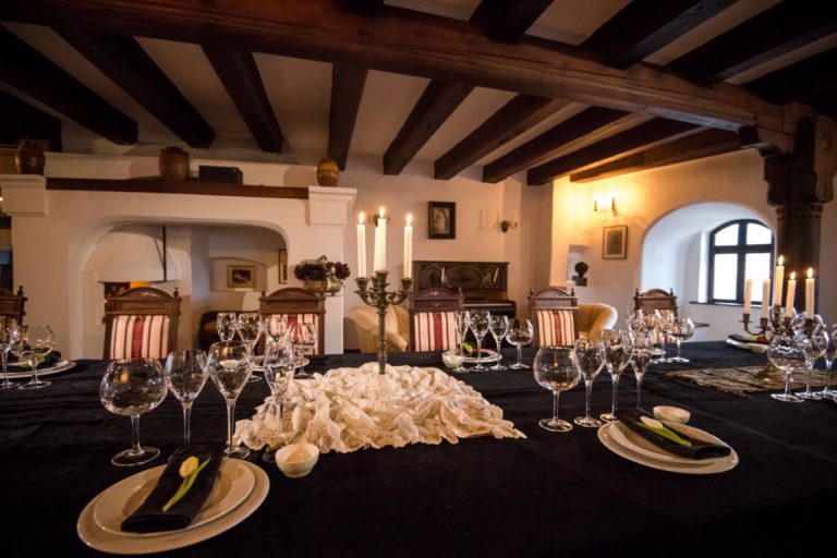 Red and gold wedding - Bran Castle, table