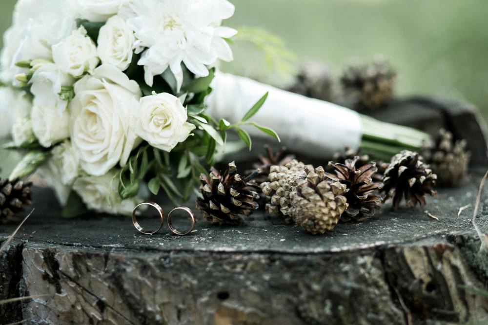 Ski-wedding-ideas-–-get-your-inspiration-for-the-perfect-brides-bouquet_bouquet-with-pine-trees