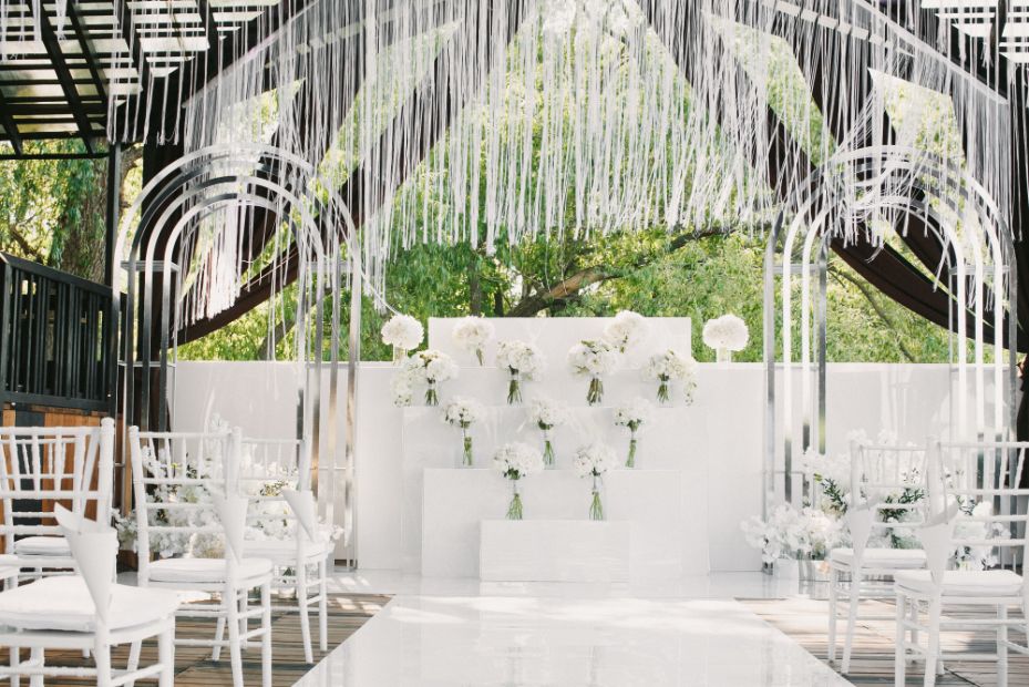 Wedding-art-deco-outdoor-wedding-venue-with-white-decor