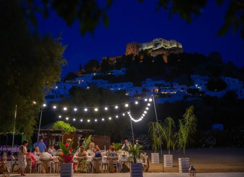 Whimsical wonderland wedding - where can such an event take place - beach wedding