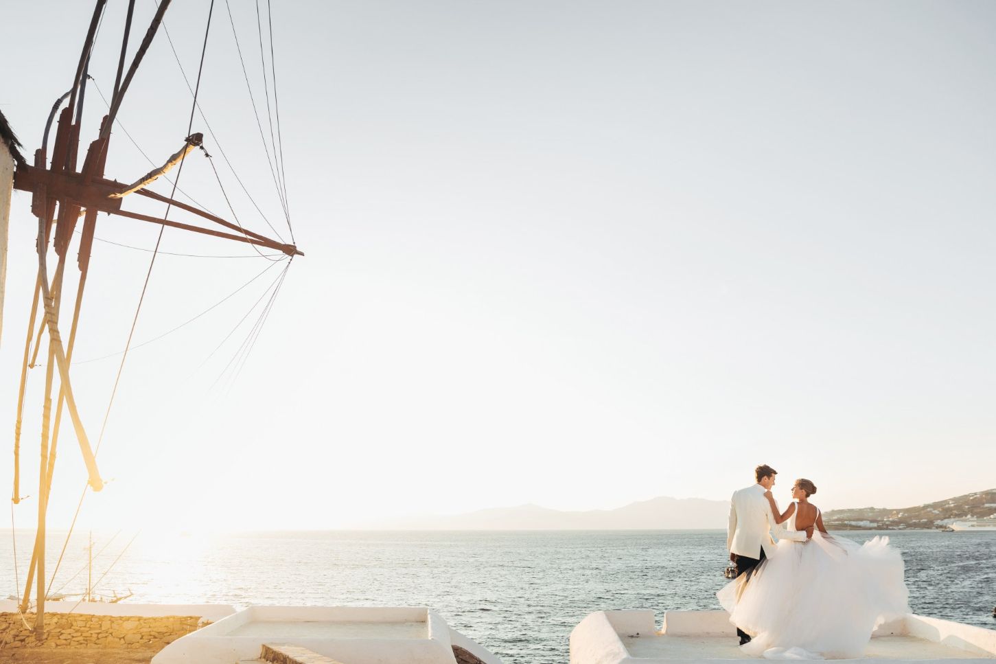 2.-White-and-gold-wedding-ideas-luxurious-destinations-around-the-world-1