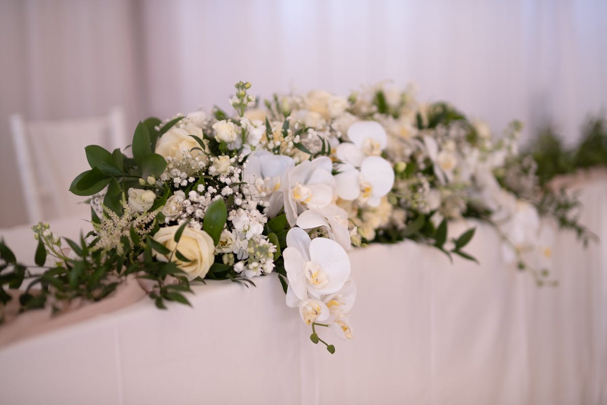 Why should you consider an elegant all white wedding decor_off white table decor