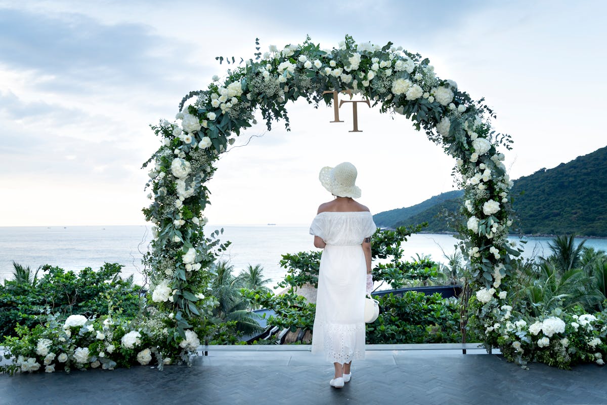 Why should you consider an elegant all white wedding decor_white floral arch decor