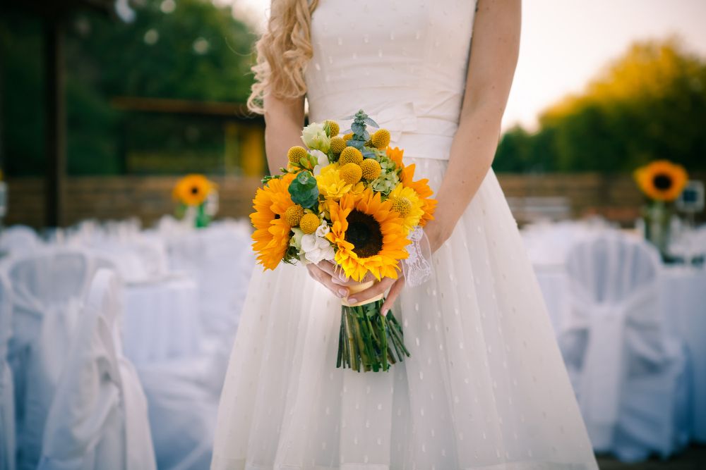 2.-Yellow-wedding-decor-–-ideas-for-a-wonderful-brides-bouquet_sunflower-boucquet