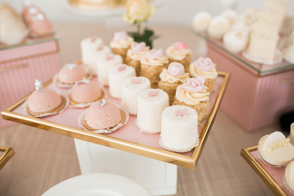 Pastel-wedding-cake-wedding-table-desserts