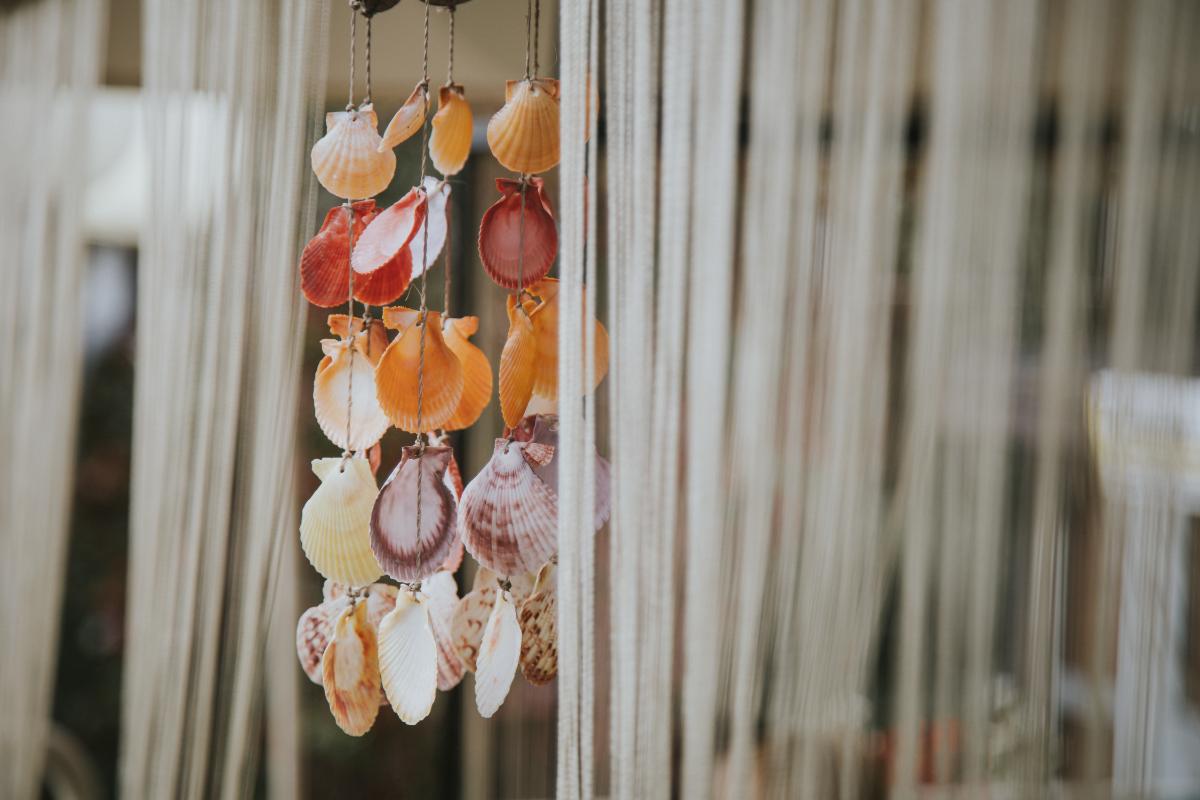 Festival-wedding-decor-colorful-seashells.