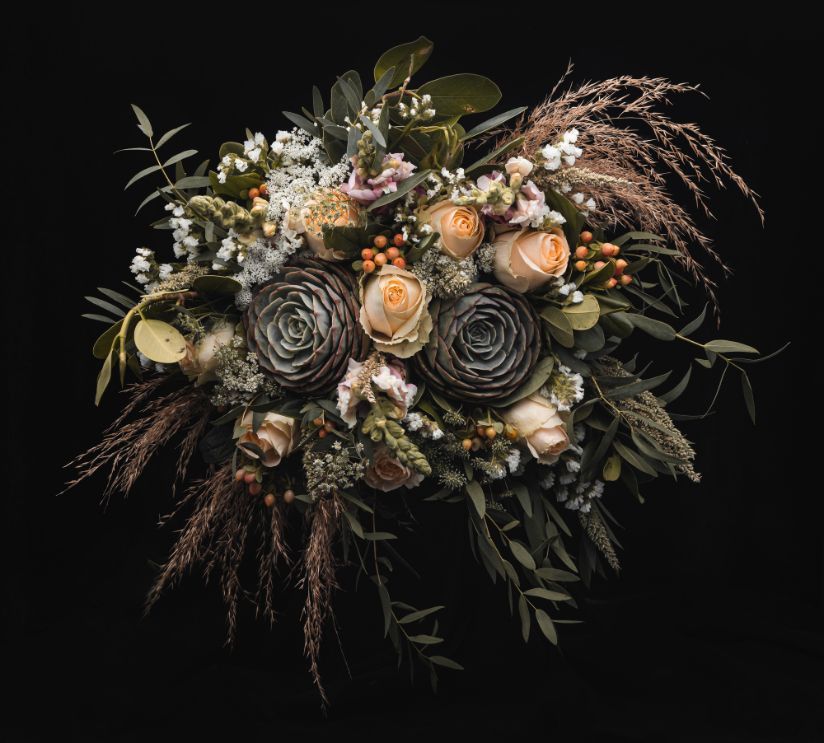 Gothic-wedding-bouquet-ideas-that-will-inspire-you_goth-bouquet-with-light-orange-roses-and-black-dahlias
