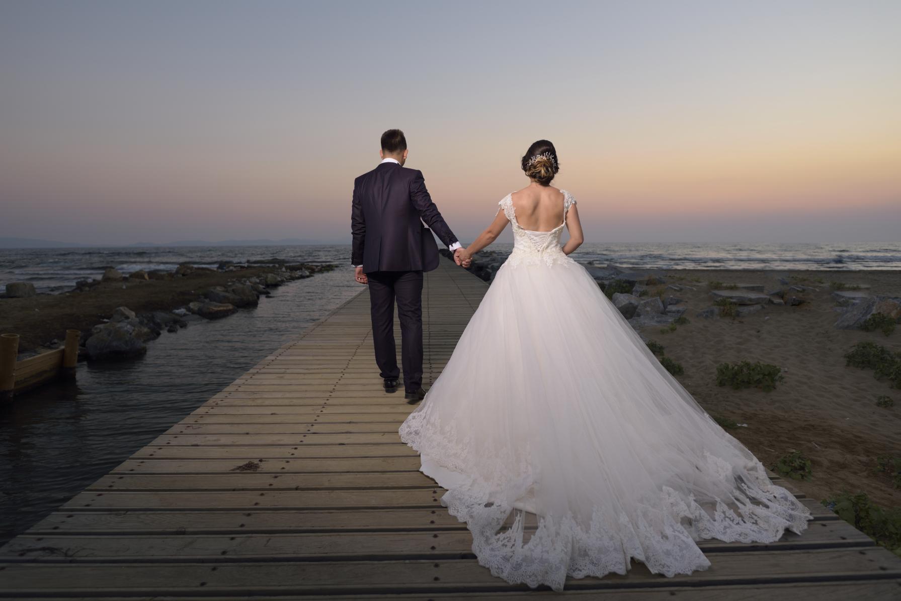 Masquerade-wedding-decor-great-ideas-for-your-event-beach-couple.j