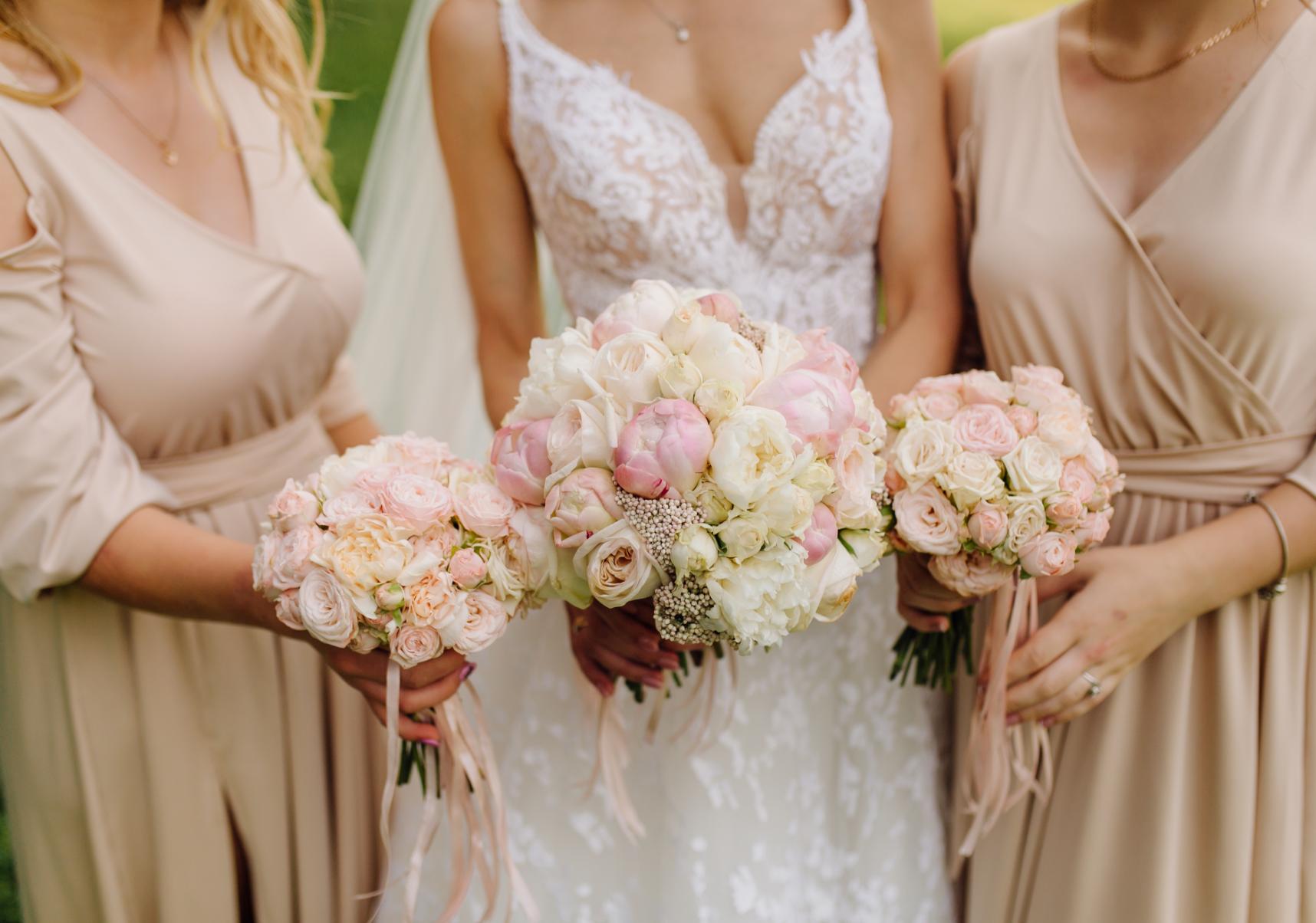 -Pastel-wedding-outfits-bride-bouquet-bridesmaids