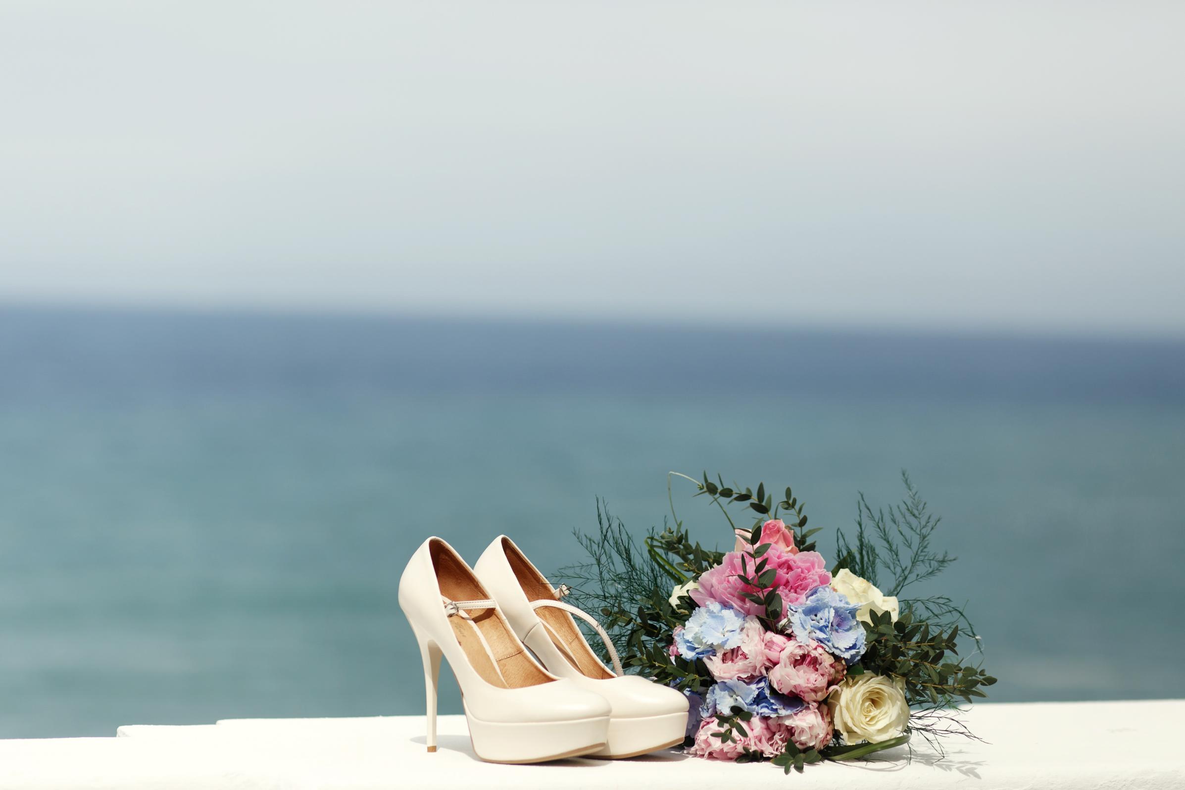 Pastel-wedding-outfits-heels-sea-flowers