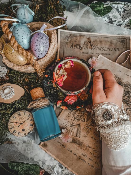 Alice in Wonderland wedding theme - decor, centerpieces & flowers ideas (3)