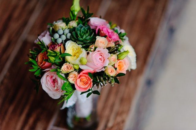 Cinco-de-mayo-wedding-succulents-and-roses-brides-bouquet