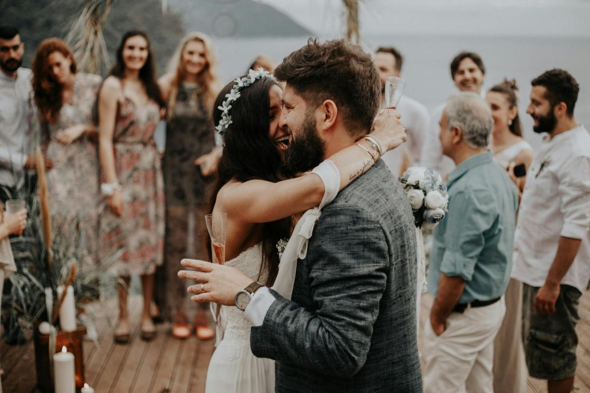 Festival-wedding-ideas-for-the-clothes-bride-groom-dancing.