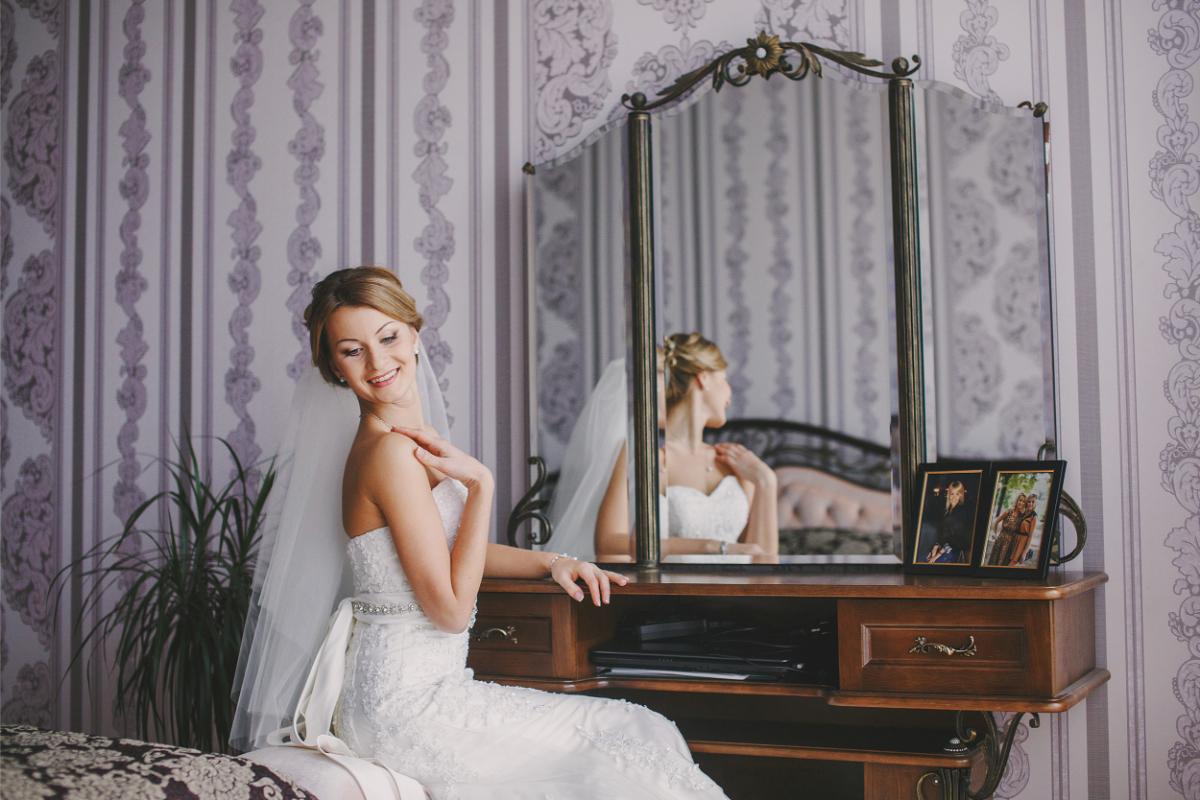 Old-Hollywood-dresses-bride-smiling-mirror