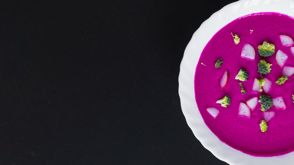 3.-Purple-motif-wedding-–-menu-recommendations-to-satisfy-your-guests_starter-course-with-purple-cauliflower-soup.j