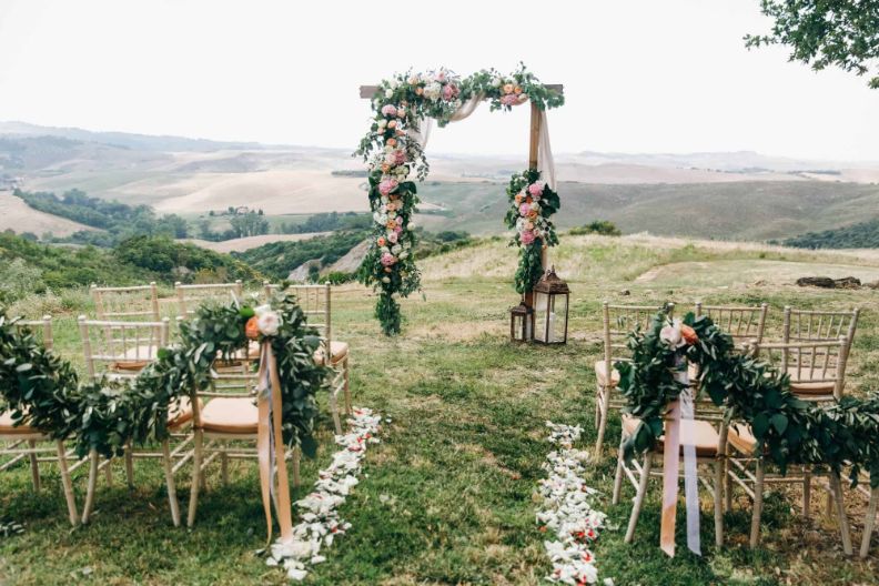 3.-Rustic-wedding-outdoor-ideas-from-a-barn-to-Bran-2