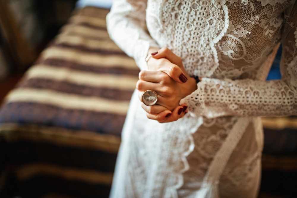 Wedding-art-deco-bride-with-lace-embroidery-dress.j