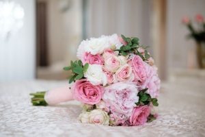 Pink-wedding-venues-–-the-perfect-brides-bouquet-ideas_mixed-shades-of-pink-in-a-bouquet