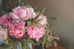 Pink-wedding-venues-–-the-perfect-brides-bouquet-ideas_pink-roses-bride-bouquet