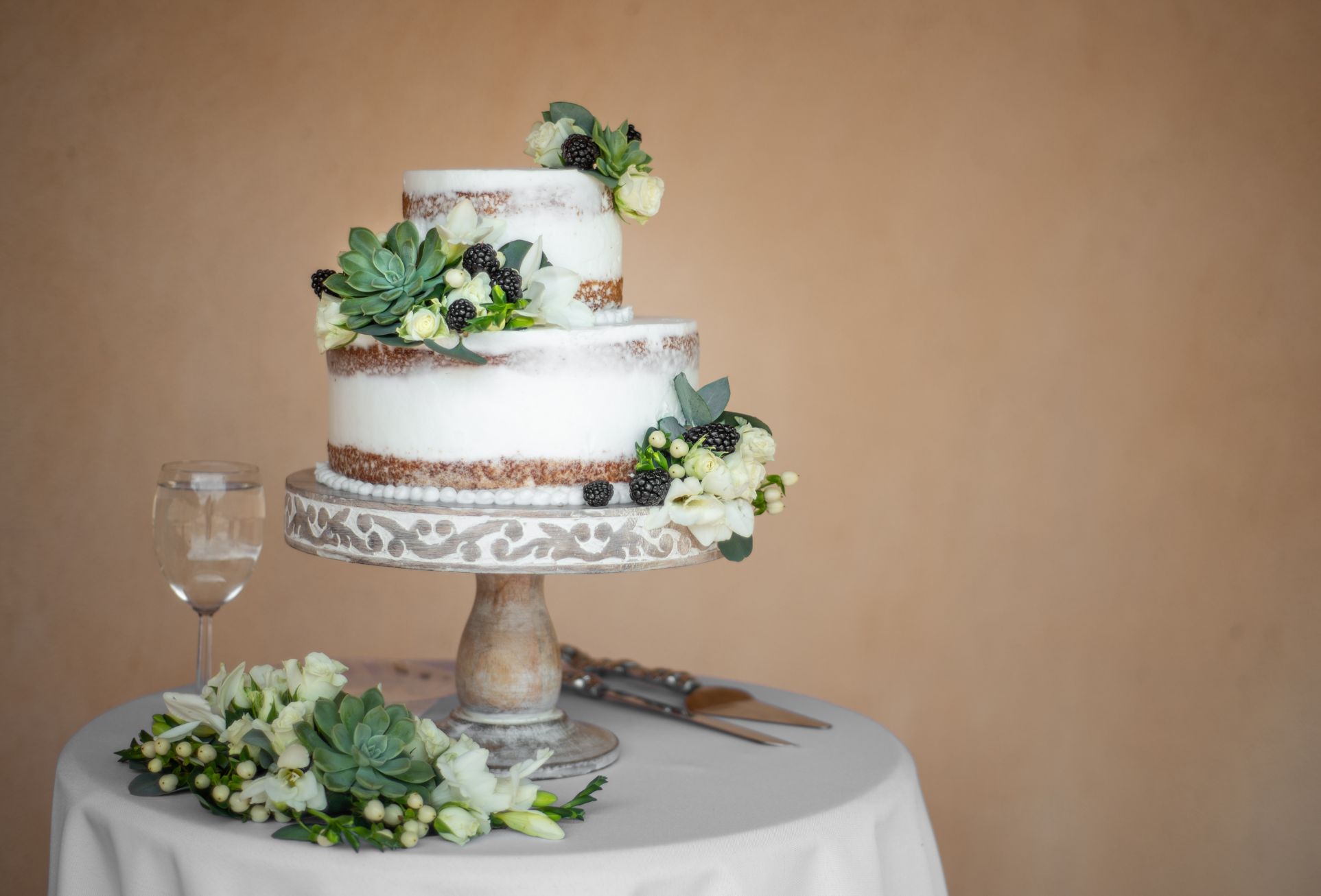 Cottagecore-wedding-cake-wedding-cake-flowers-table