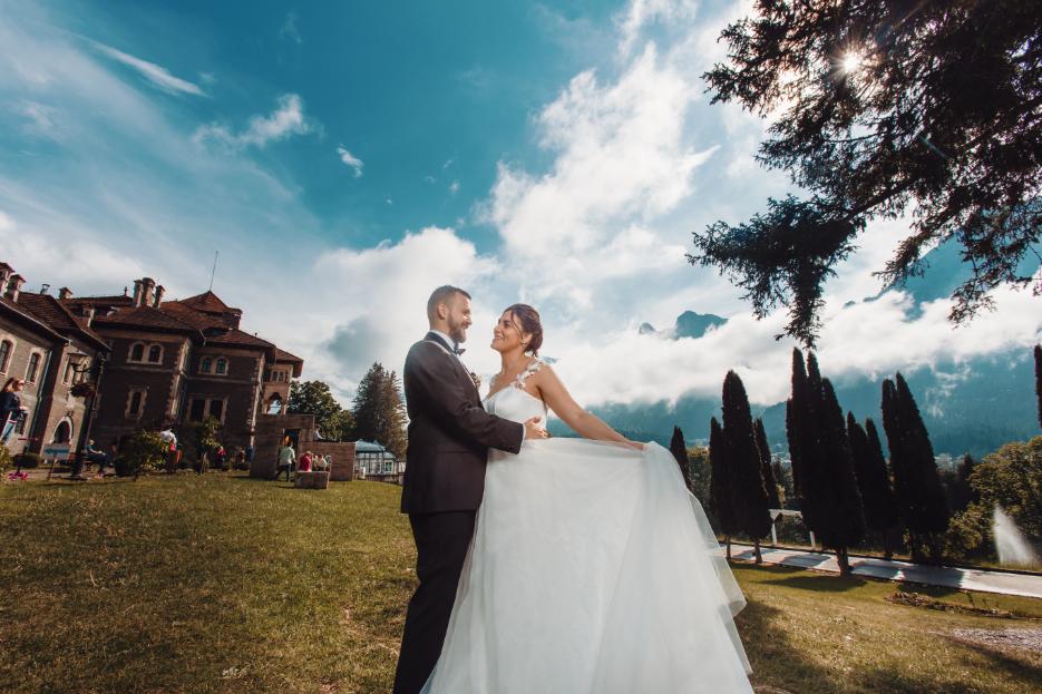 Alice in Wonderland theme wedding - outfits for the bride & groom