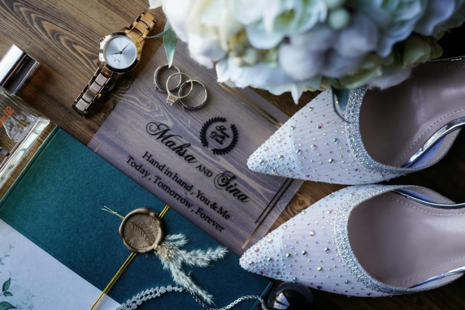 Simple and original Under the Sea wedding - outfits for the bride and groom