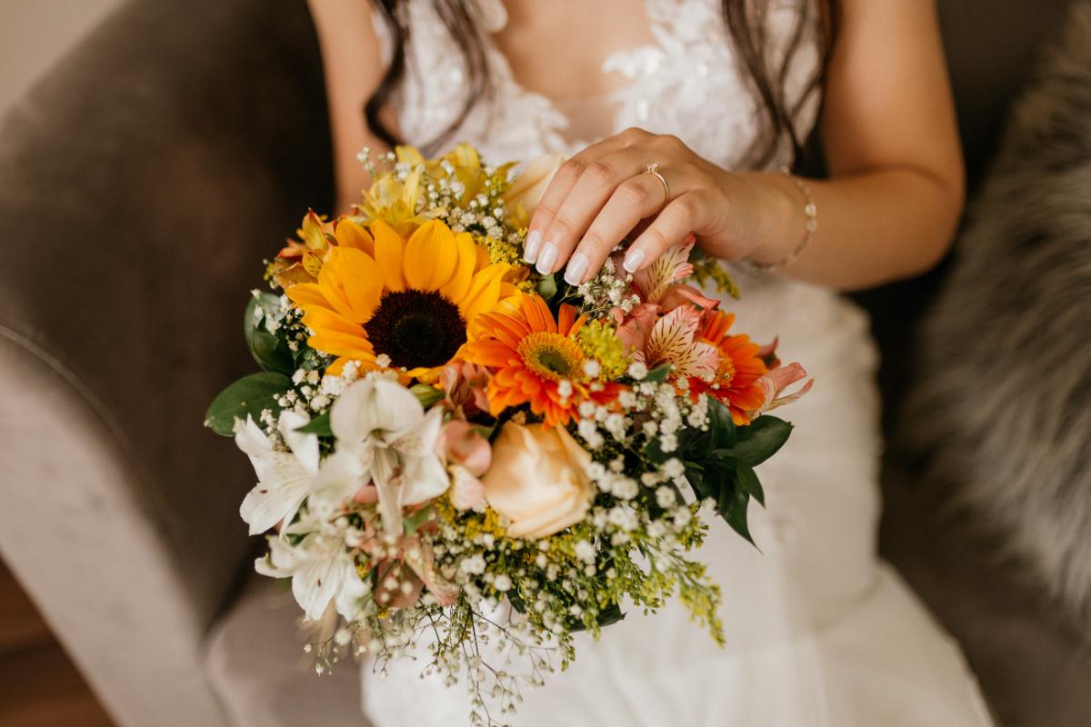 6. Wedding sunflowers - bride, bouquet