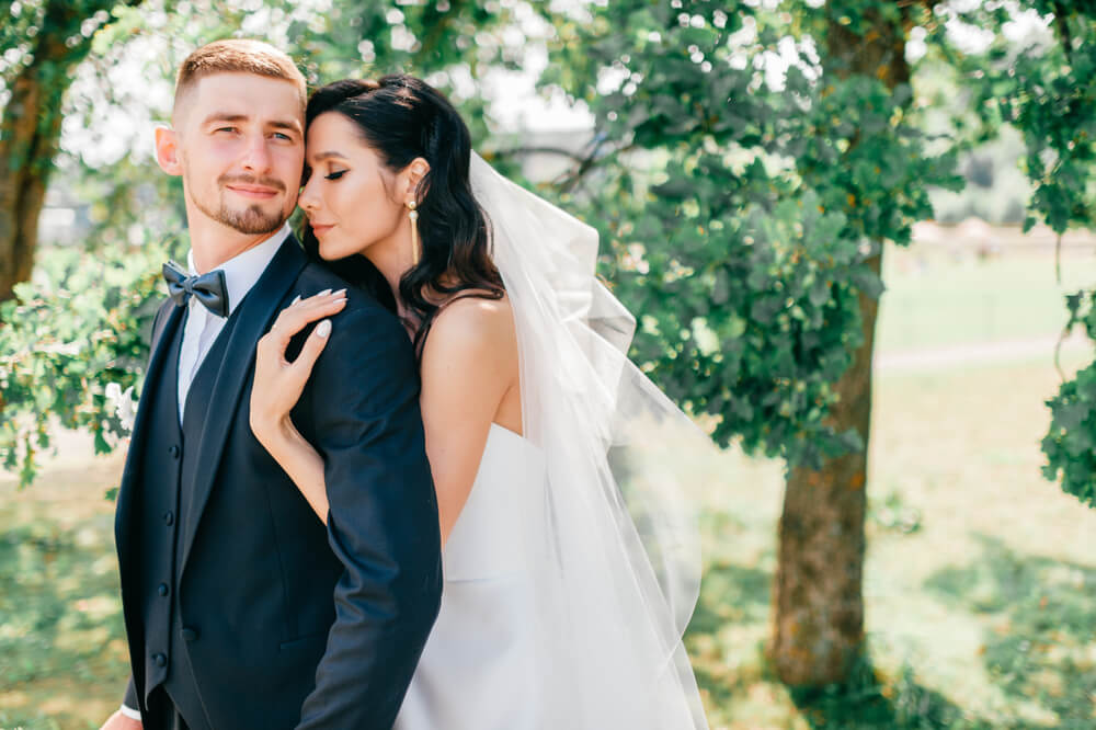 Emerald green wedding theme - A celebration awash in the romantic hues of a timeless color palette