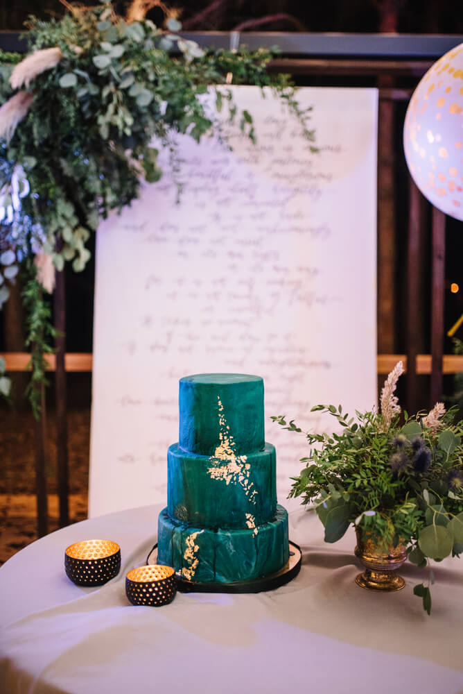 Savoring shades of emerald - Creative ideas for wedding food and drinks (cake)