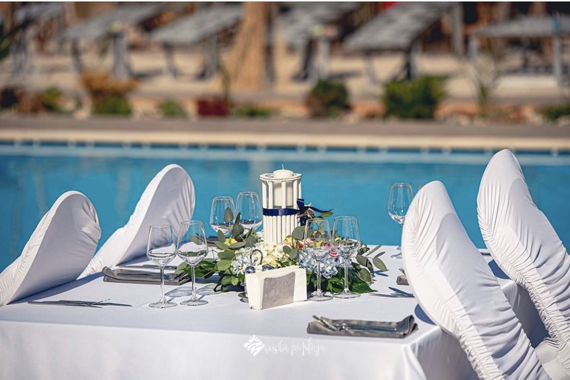 table set up local 4 stele Mamaia